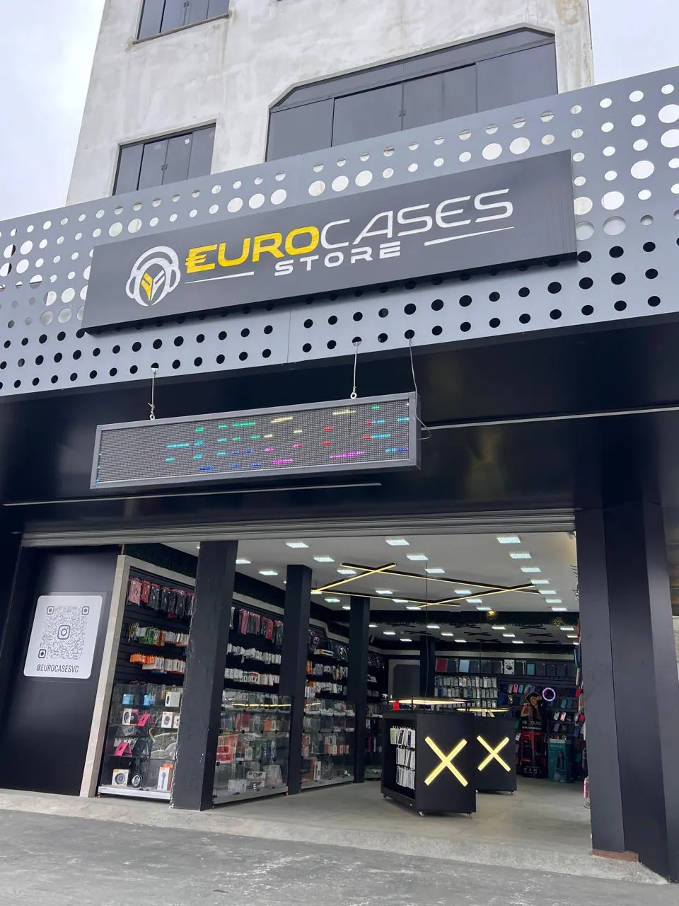 Fachada da Euro Cases Store, com o letreiro da loja